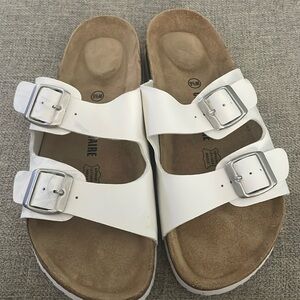 CUSHIONAIRE Women's Cork Footbed Sandal With +Comfort
 9.5 WHITE
Worn once